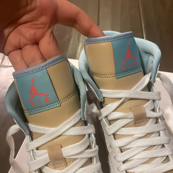 Jordan 1 Mid SE Shoes - Picture 4 of 6